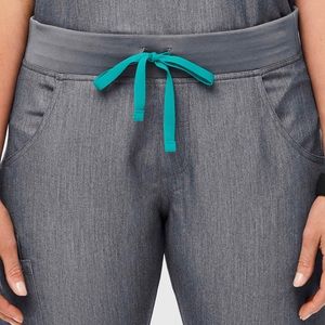 Figs Kade Cargo Scrub Pants size: Medium Petite, Color: graphite